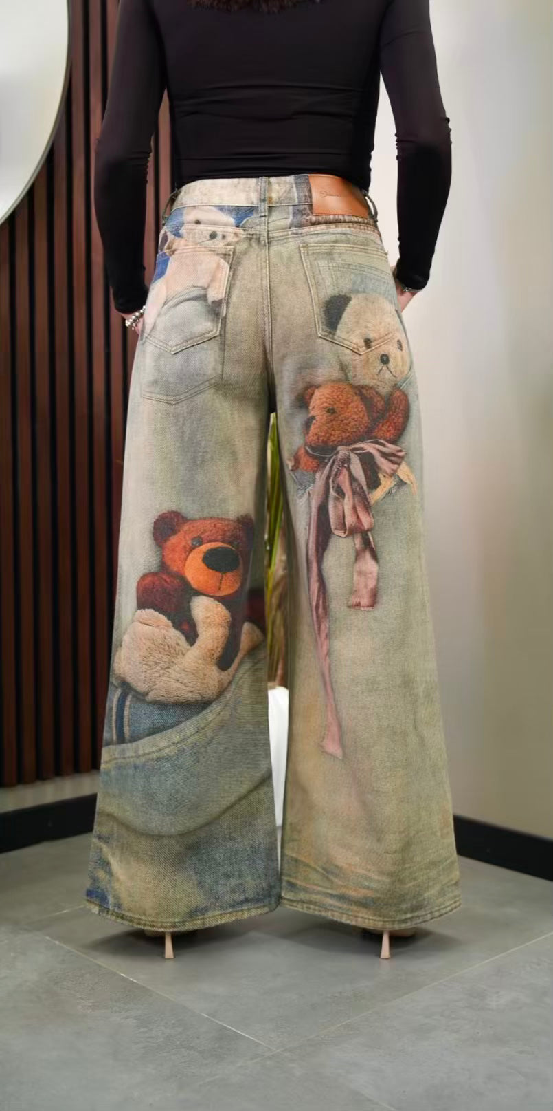 Dettaglio stampa orsetti Teddy Bear su jeans baggy denim – Clamont Wear