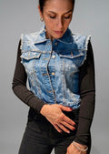 Gilet jeans denim smanicato distressed indossato su maglione nero – Clamont Wear