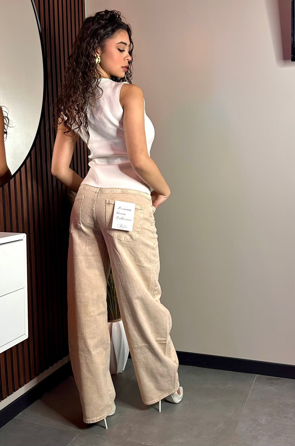 Jeans Duna donna abbinati a scarpe col tacco o bianche – look urban chic – Clamont Wear