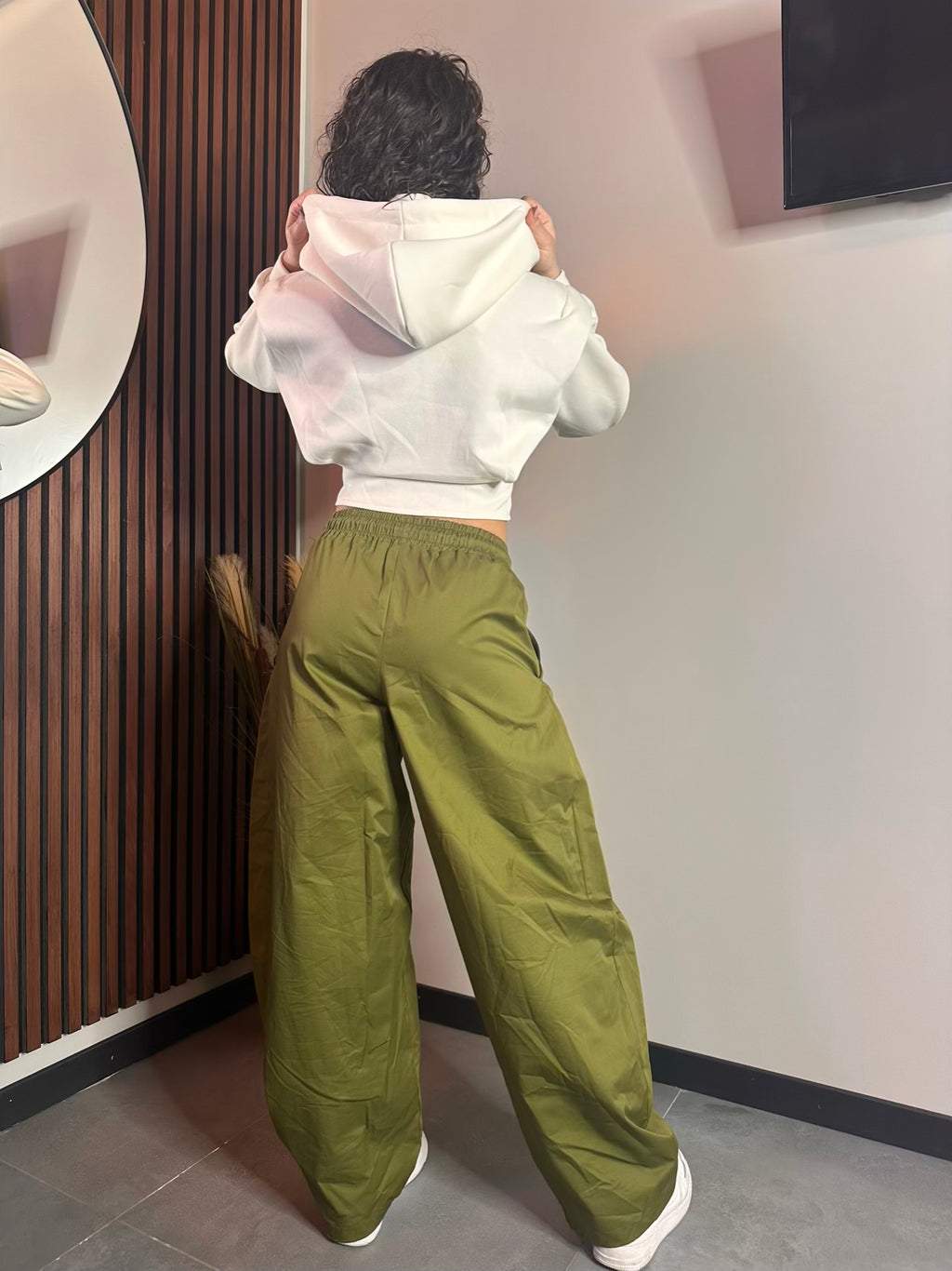 pantaloni-parachute-baggy-verde-nero-duo


Pantaloni Parachute Baggy donna in verde-dettagli-posteriore – look streetwear – Clamont Wearo
